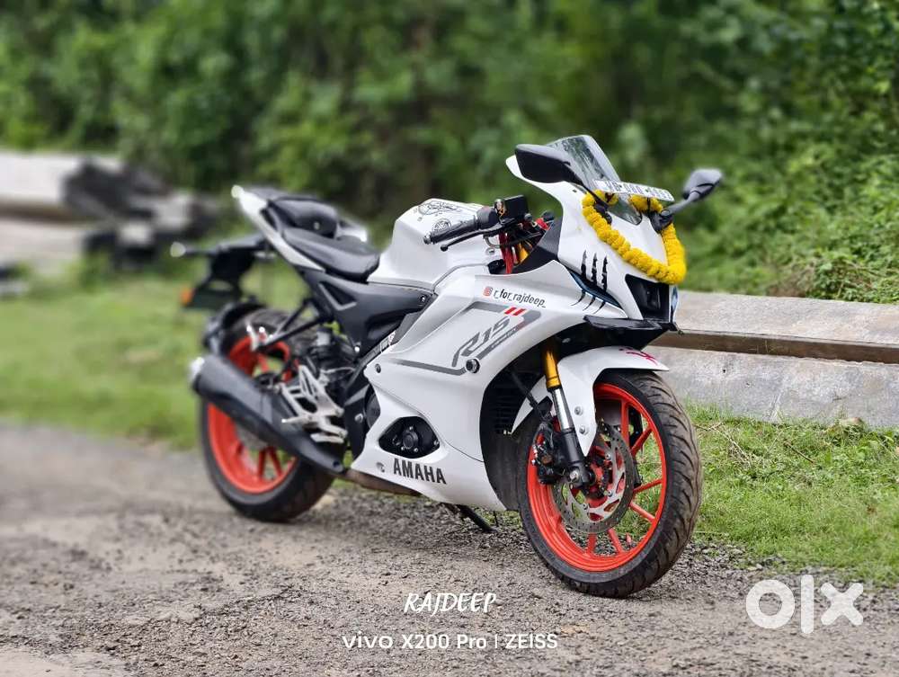 R15 V4 White colour