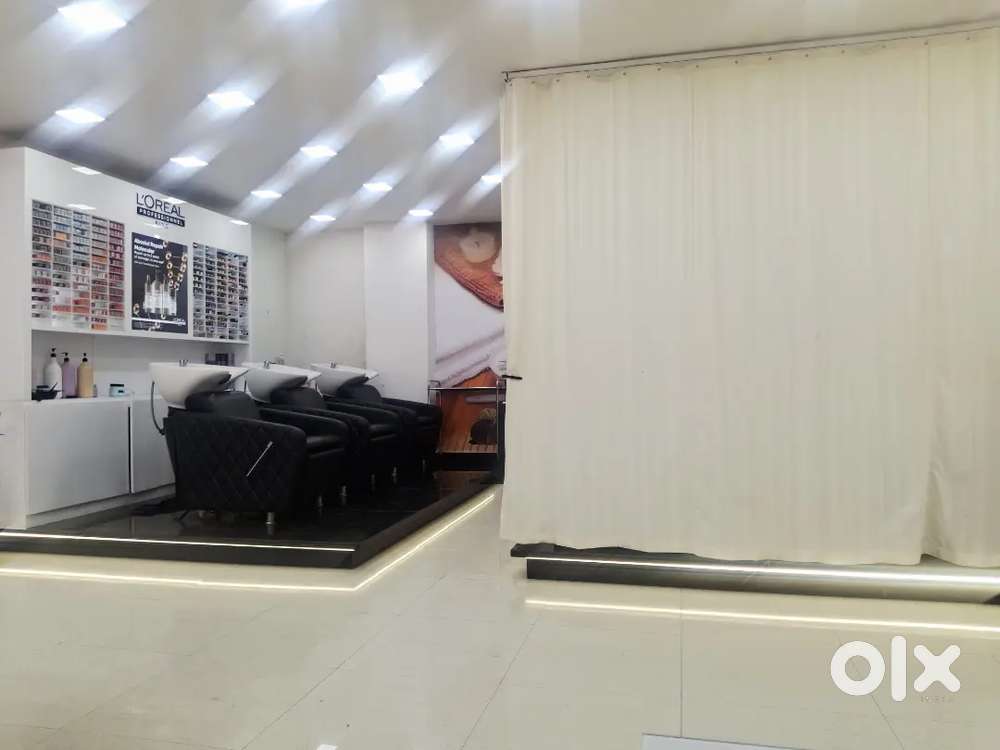 Unisex Salon Staff Required For Female Beautician