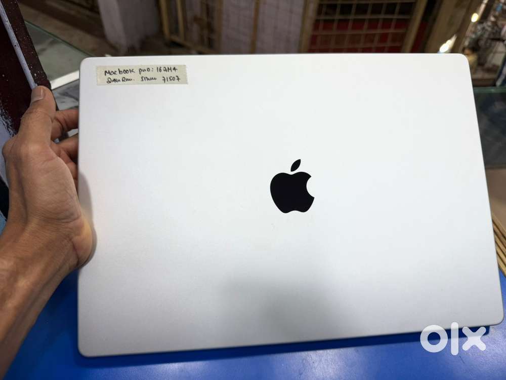 apple macbook pro 16.2. 24gb ram 512gb. M4 chip like new with acc