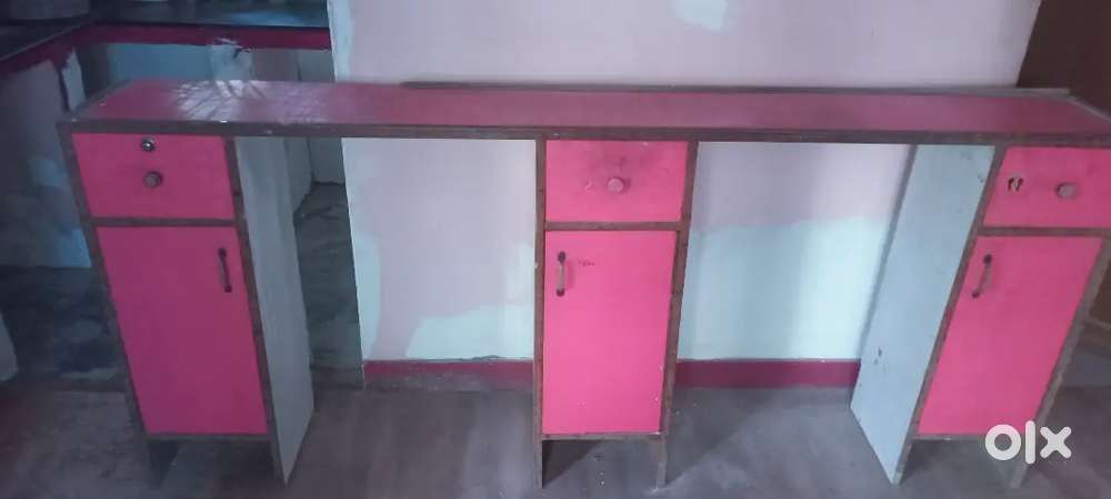 Furniture for parlour in good condition