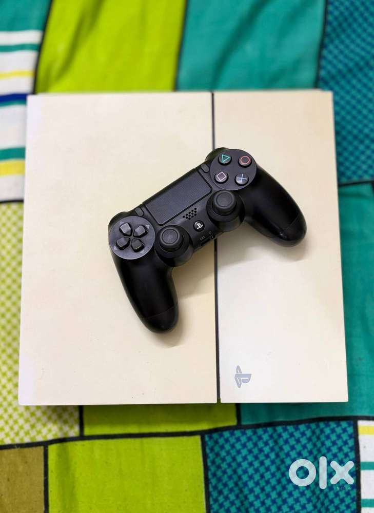 Sony PS4 Standard Version wtih PS4 Games