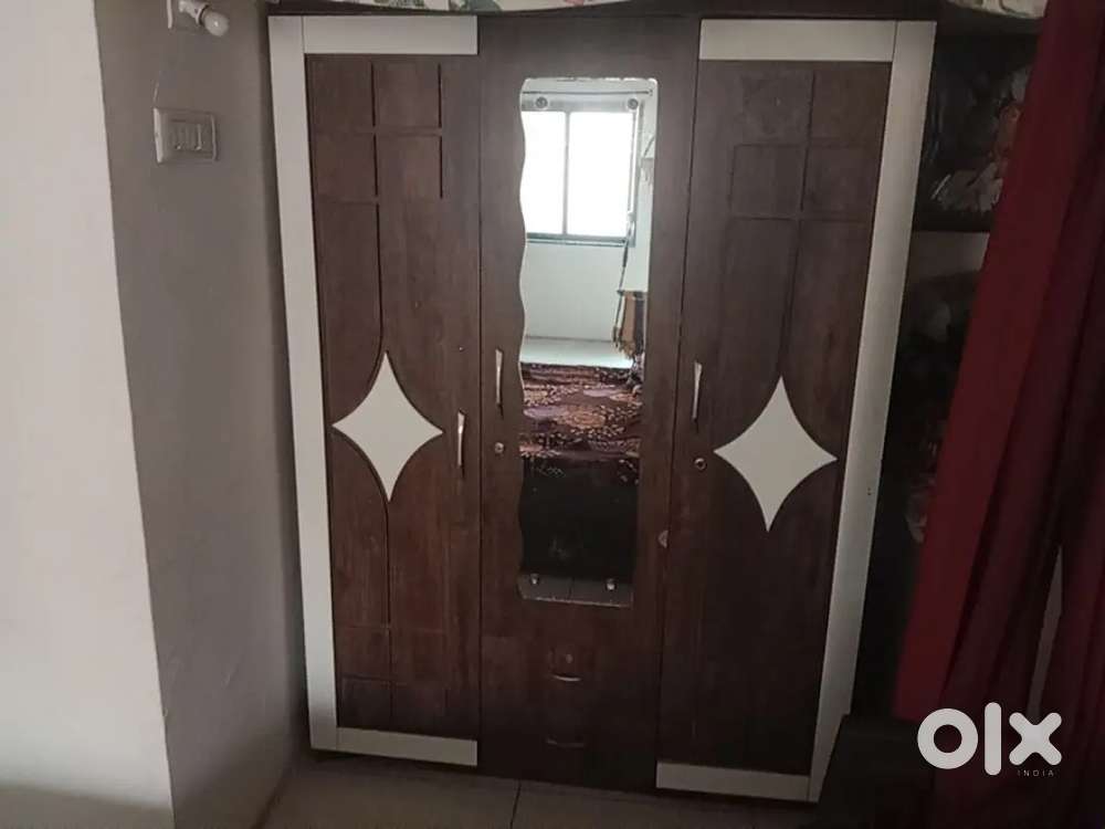 કબાટ વેચવાનો છે