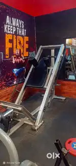 GYM HACK SQUAT MACHINE