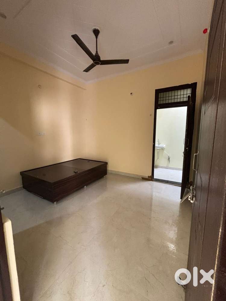 1bk room for girls, near BBAU and Transport nagar metrostation