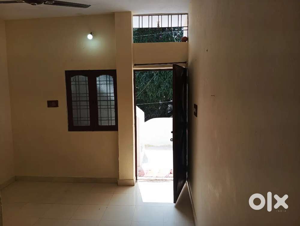 For rent students girls only, job person,small family