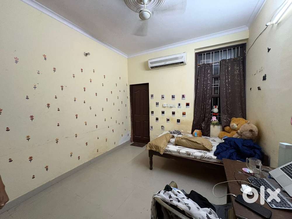 1 room available in 3 bhk flat for female