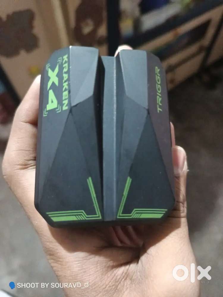 MINT CONDITION EAR BUD 1 WEEK OLD