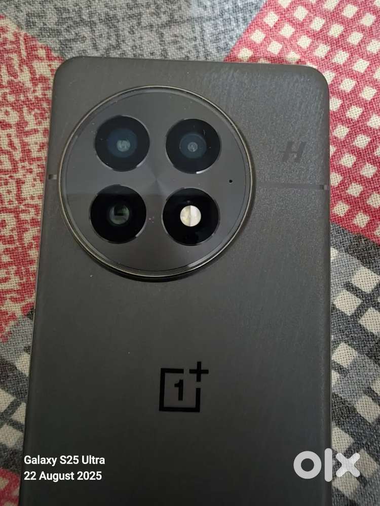 One plus 13 5g black 12gb 256gb 6 months old mint condition