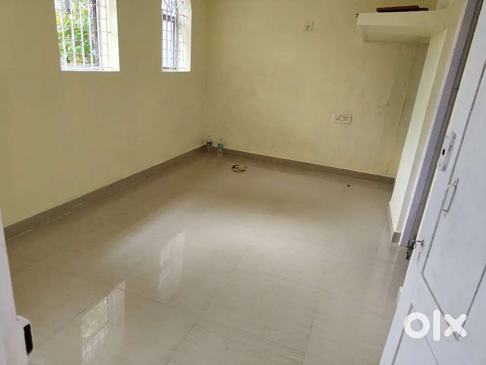 HOUSE 1 BHK GROUND FLOOR LADEIS NEAR LISSY HOSPITAL AND METRO KALOOR