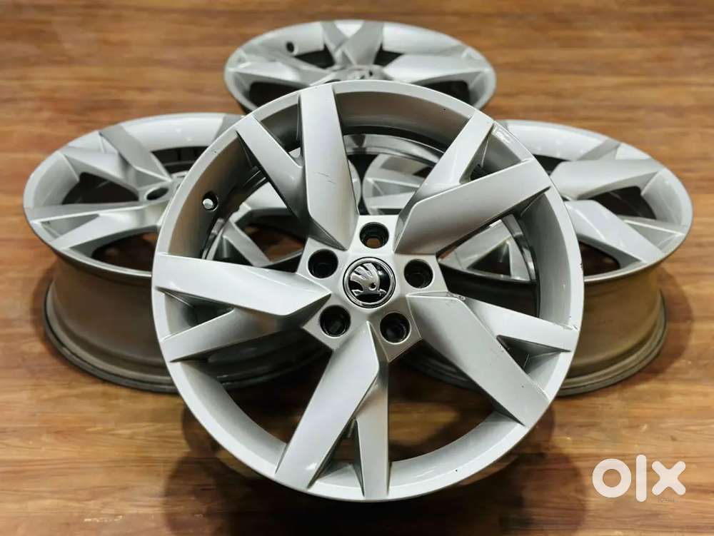 17 inch Skoda Octavia OEM alloy wheels set of four light used