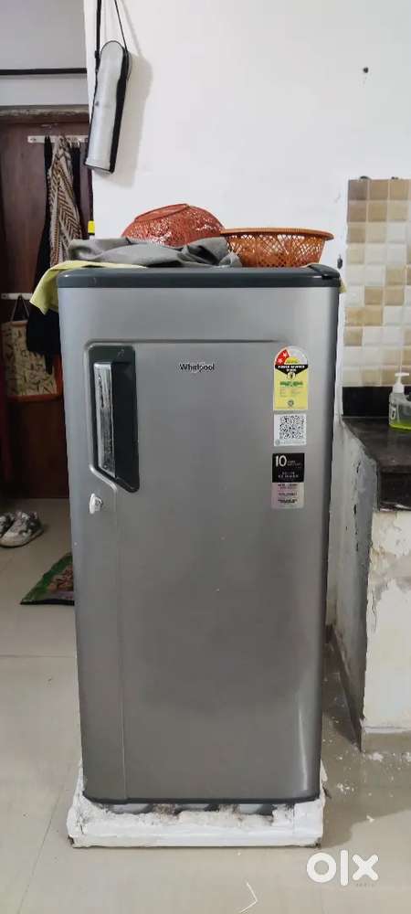 Whirlpool 184 L fridge & Rack