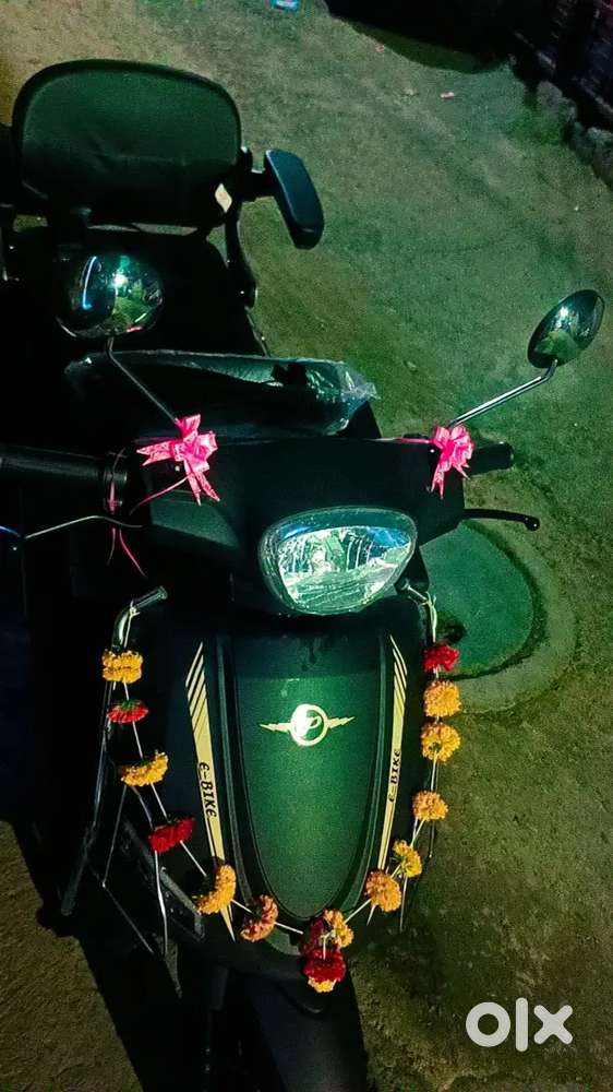 3 wheeler electric scooty