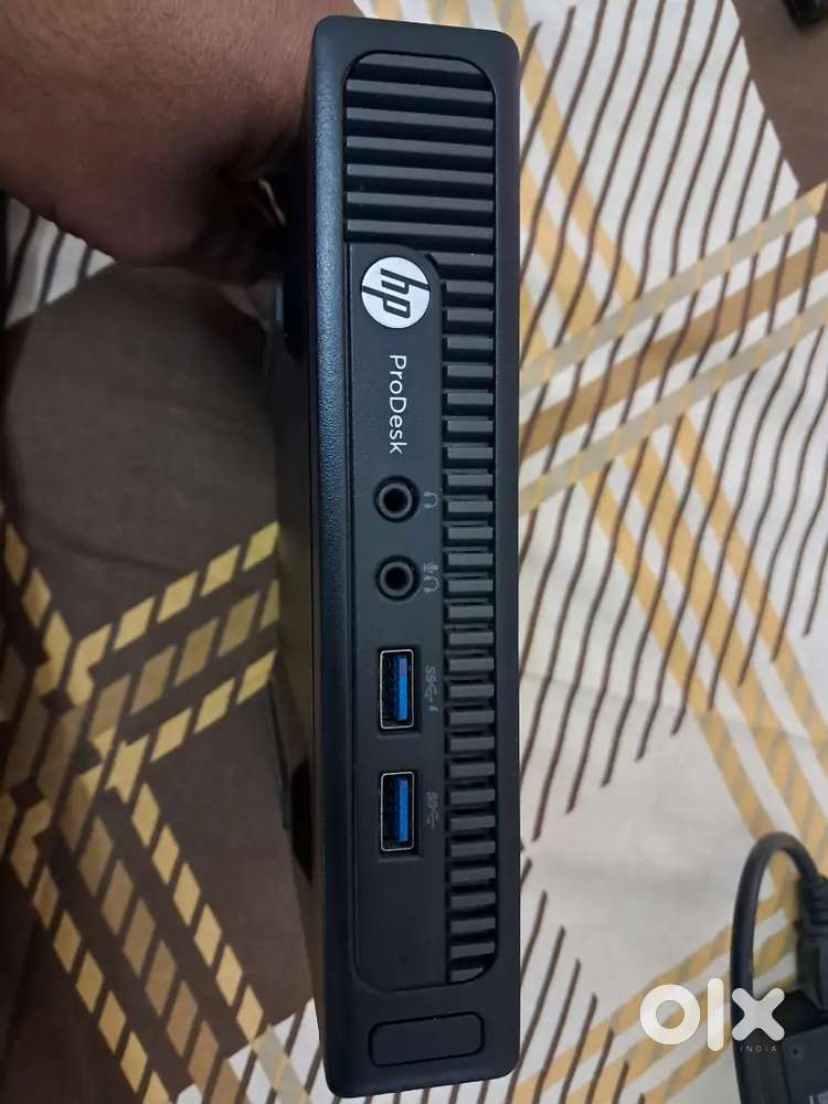 i3 4th gen processor 
4gb ram
128gb  ssd
Windows 10