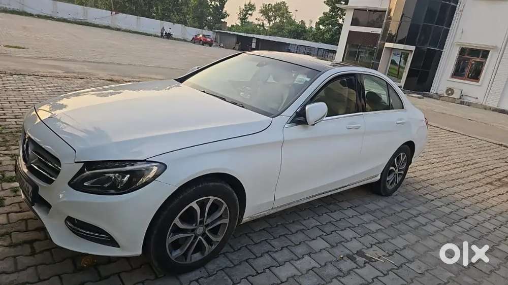 Mercedes c220 diesel luxury car with moon andsunroof in mint condition