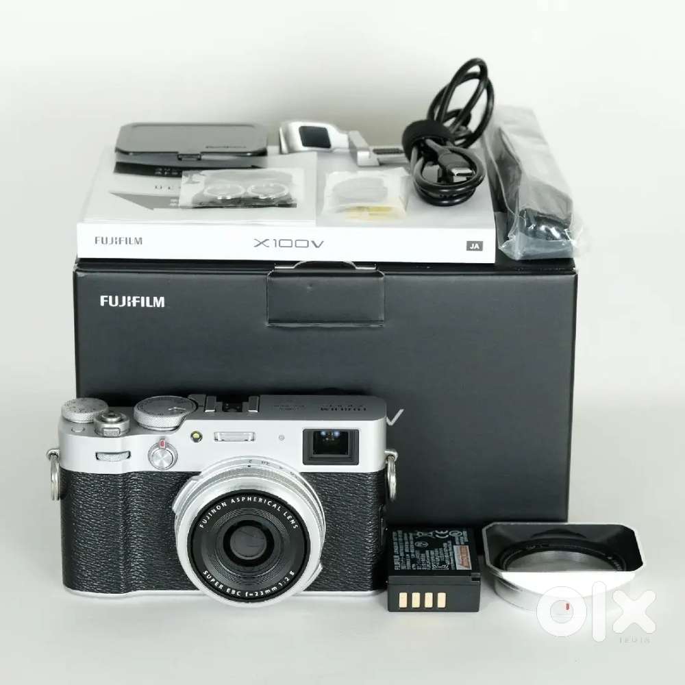 FUJIFILM X100V Silver/ Compact Digital Camera w/ 9100 shutters 18573