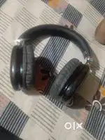 Headphones good condition of best look varni company' use of headphone