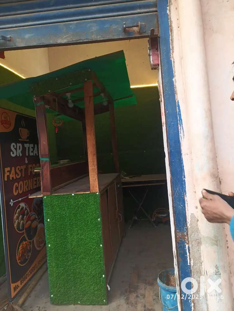 men road per dukaan hai