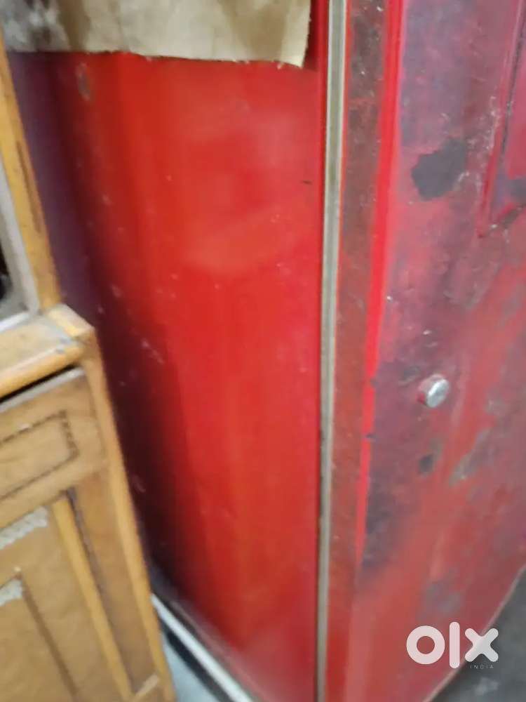 Sab working hai bahar se dekhne me door se paint hata hai