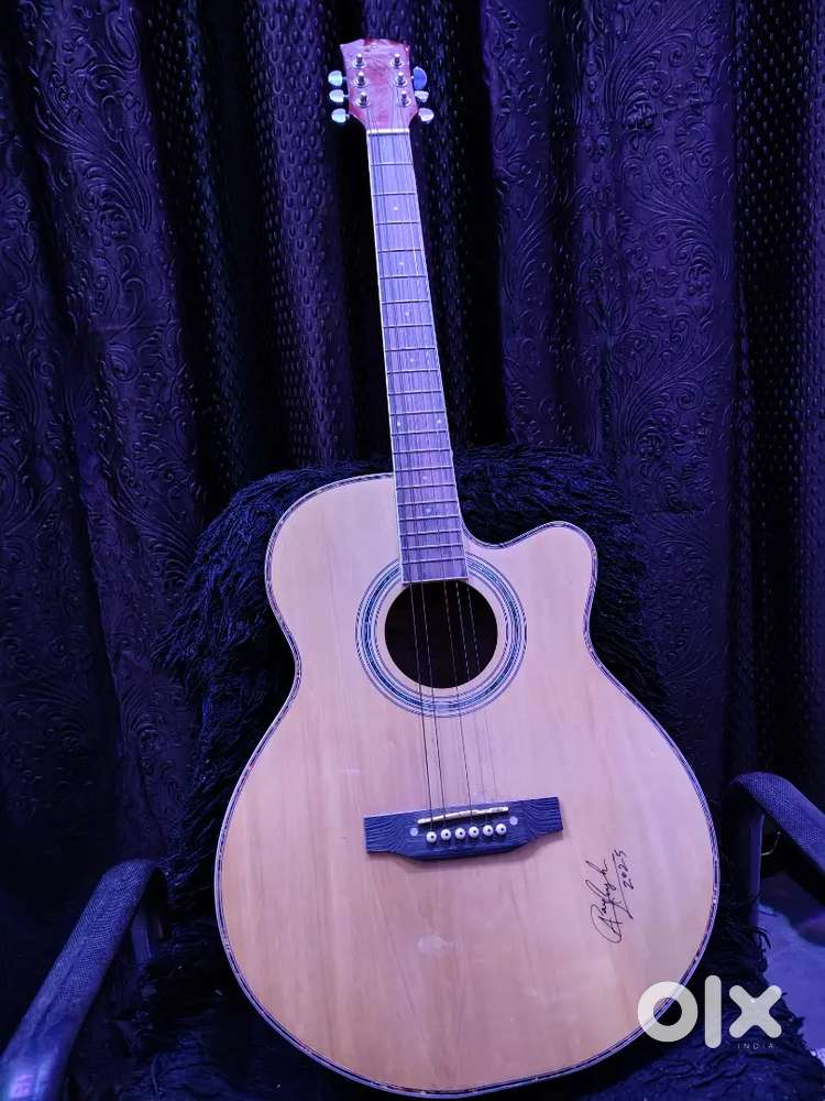 ACOUSTIC GUITAR