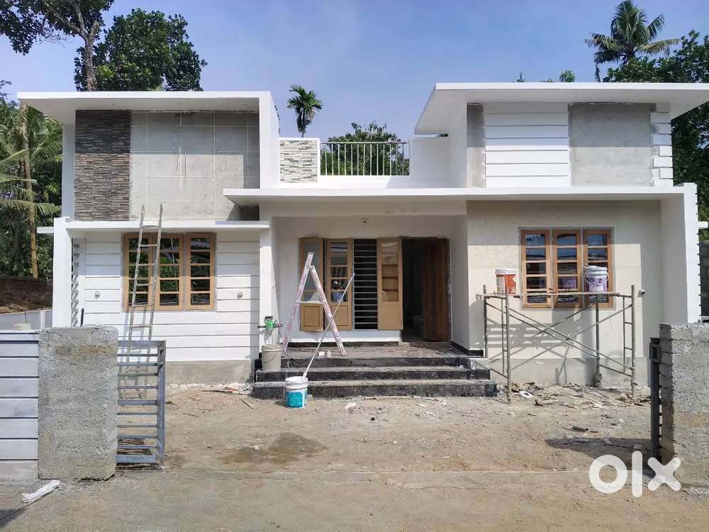 Infopark 22 km irapuram 6 cent 1200 sft nw hom 3 bhk 3 atchd  opn well