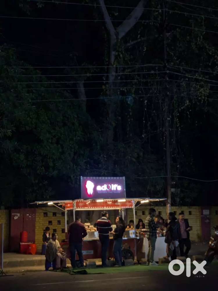 फ़ास्ट फूड के काम के लिए लड़का चाहिए ।