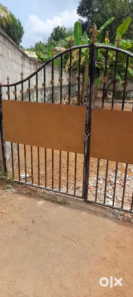 രണ്ടു കുടുംബത്തിന് വീടുവക്കാൻ പറ്റിയ സ്ഥലം,മെയിൻ റോഡിൽ നിന്നും 150 m