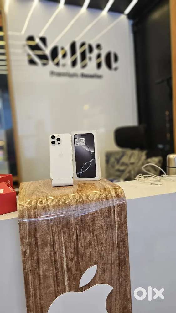 100BH 
40cycle count
16pro max 256GB
White titanium
Indian warranty