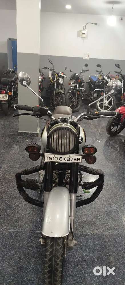 Royal Enfield classic 350 silver color in showroom condition