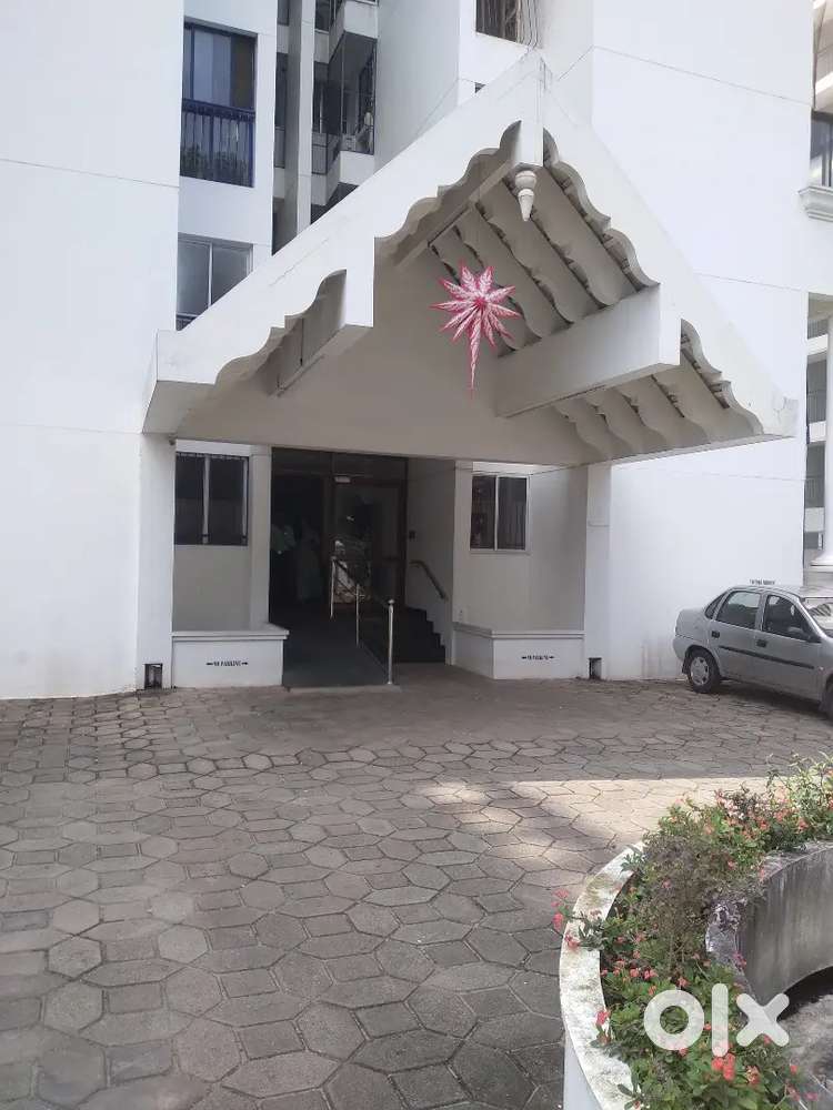 Single  room available in   4bhk flat