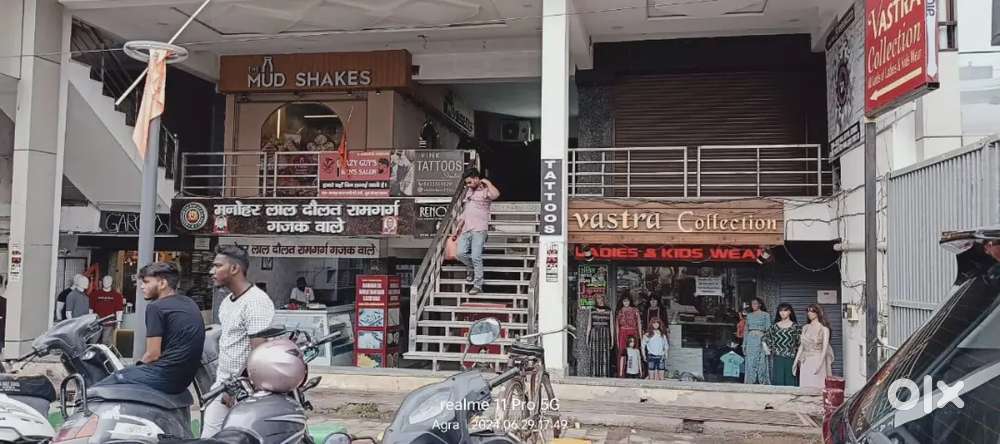 A shop on rent in kamla nagar agra
