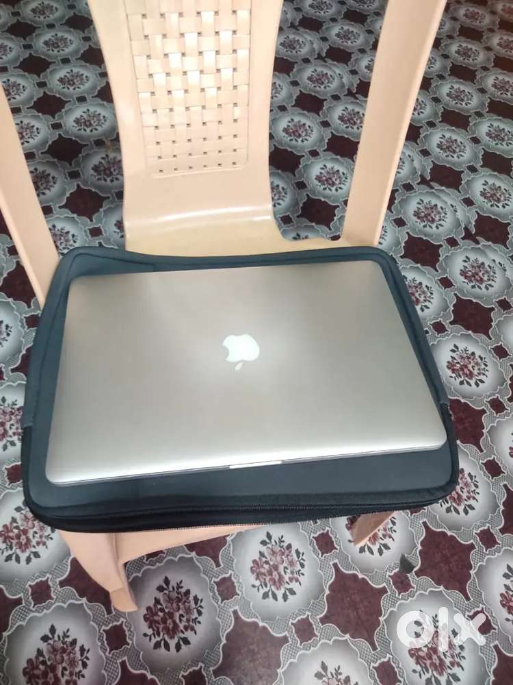 Apple laptop