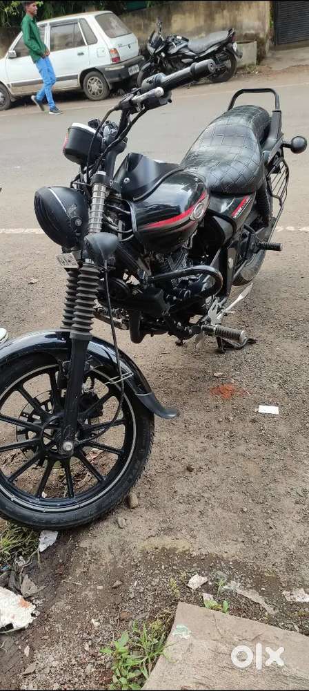 Bajaj Avenger 220 street