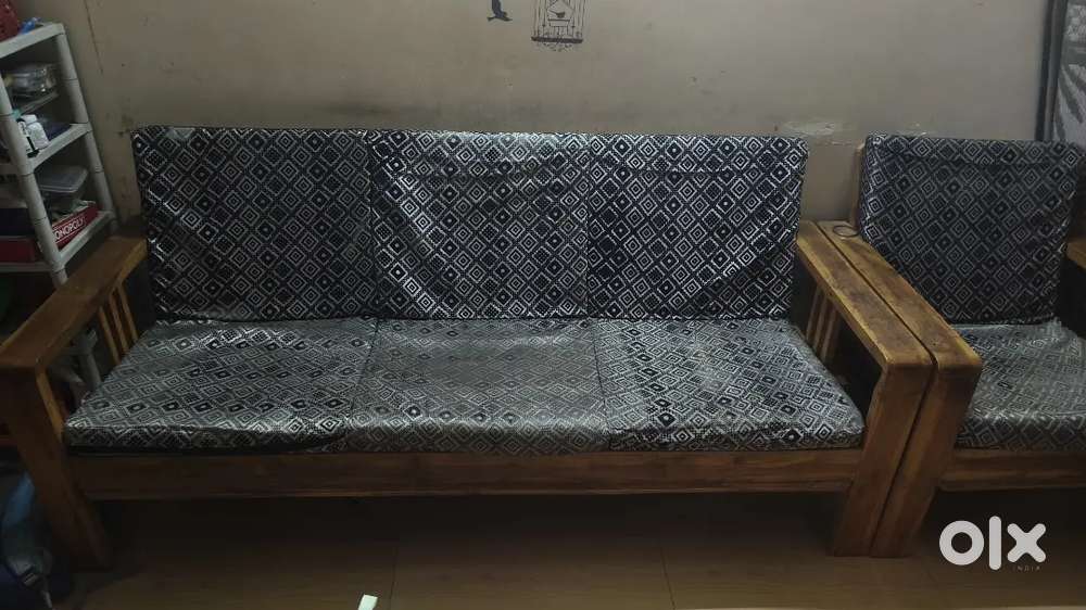 Sofa set good condition urjunt