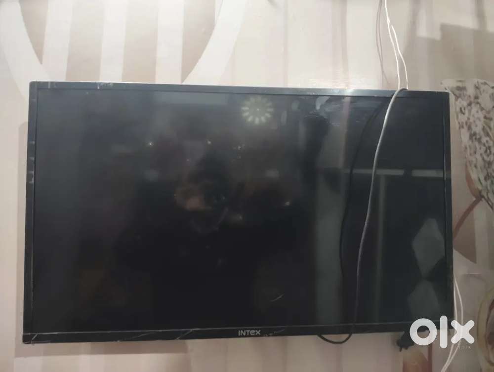 Led 32 inch with remote new model displays break