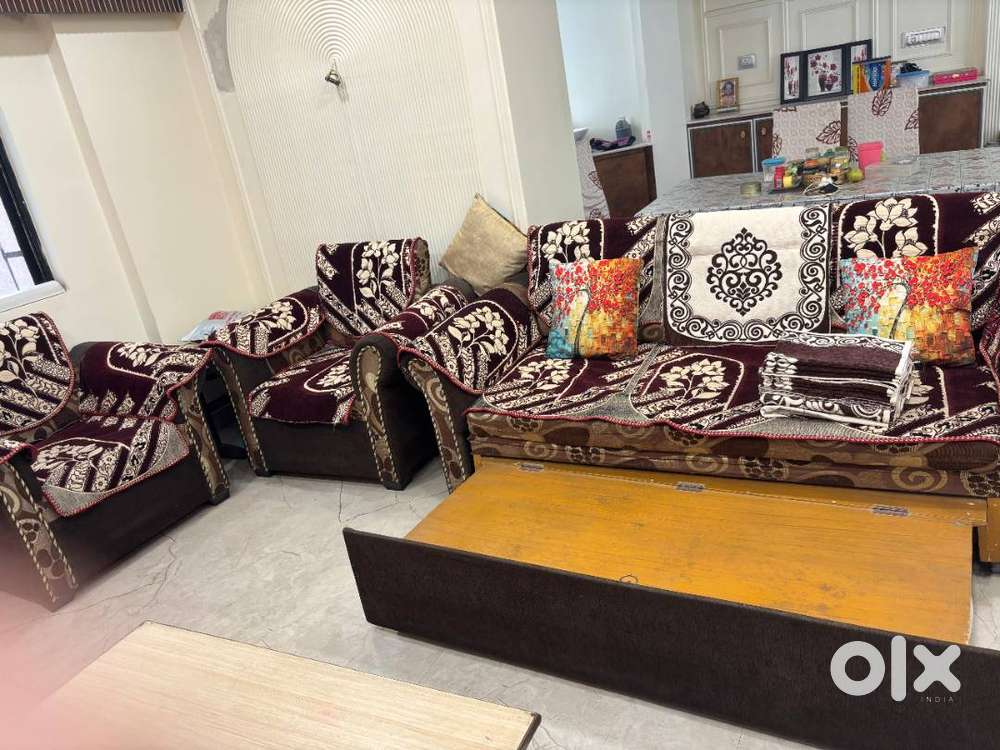 5 Seater sofacumbed with a set of sofacover
