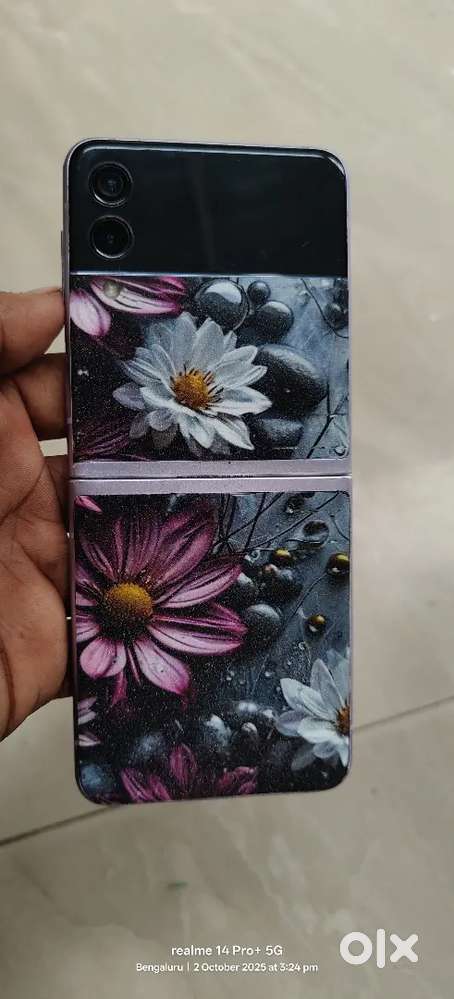 Samsung galaxy zflip 3 8/256 Only mob available hai. With data cable