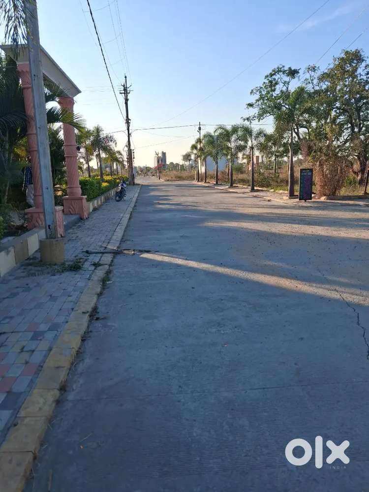 Hi link premium colony mein plot EWS ka bechna hai