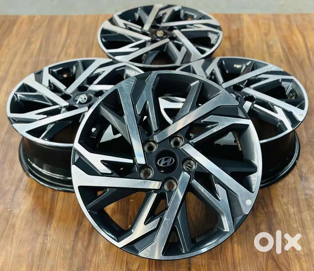 17inch Creta Facelift Dual tone OEM Alloys set of 4 lite used