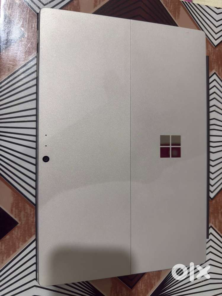 Microsoft Surface Pro 6  i5 / 8GB / 128GB SSD + 512gb sd  card