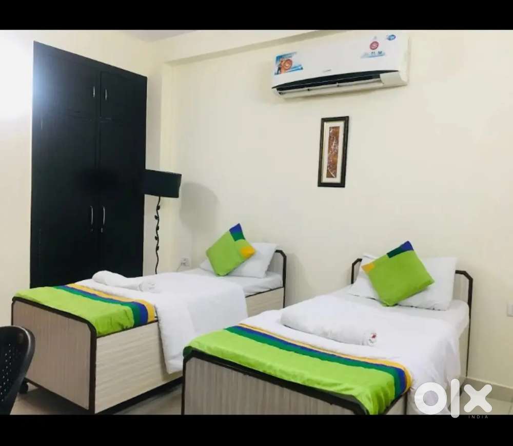 Girls pg full furnished with food (sector 35 city center metro)