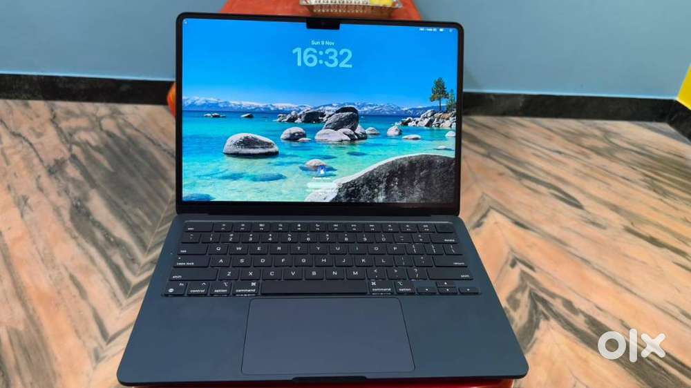 APPLE MAC AIR M2 8/256gb WITH BILL AND  BOX