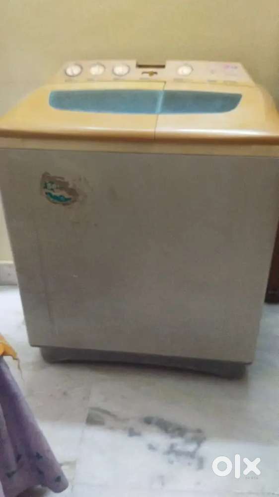 A 1 condition LG Semi Automatic Washing machine