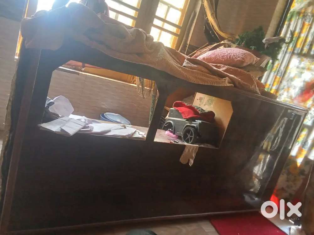Counter shop for sale  mirror interior design. Tyre moving