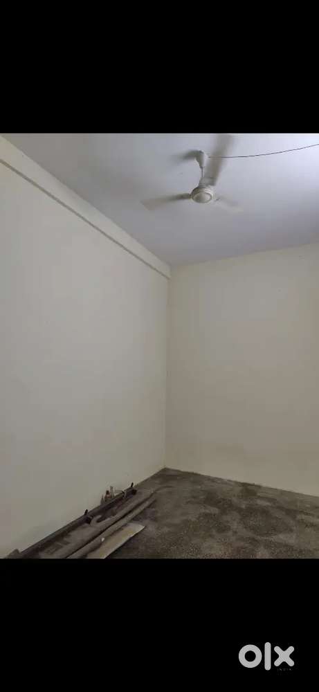 Main Road Kamptee Line pe 150sqft(15X10) Shop Bechna hai