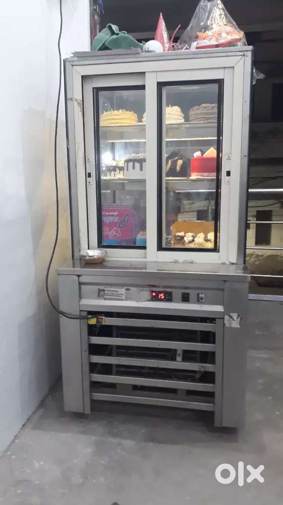 Cake display counter