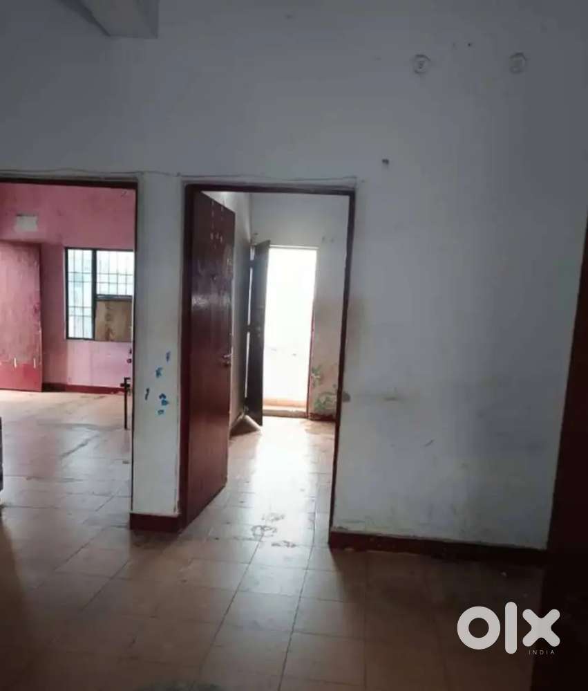 flat rent ke leye hai jo ke main chowk me hai.