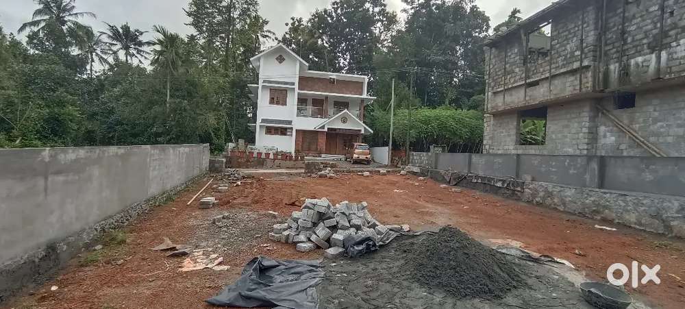 കൊരട്ടി പള്ളിക്കും ദേവമാത ഹോസ്പിറ്റലിനും സമീപം 7 സെൻ്റ്  പ്ലോട്ട്കൾ