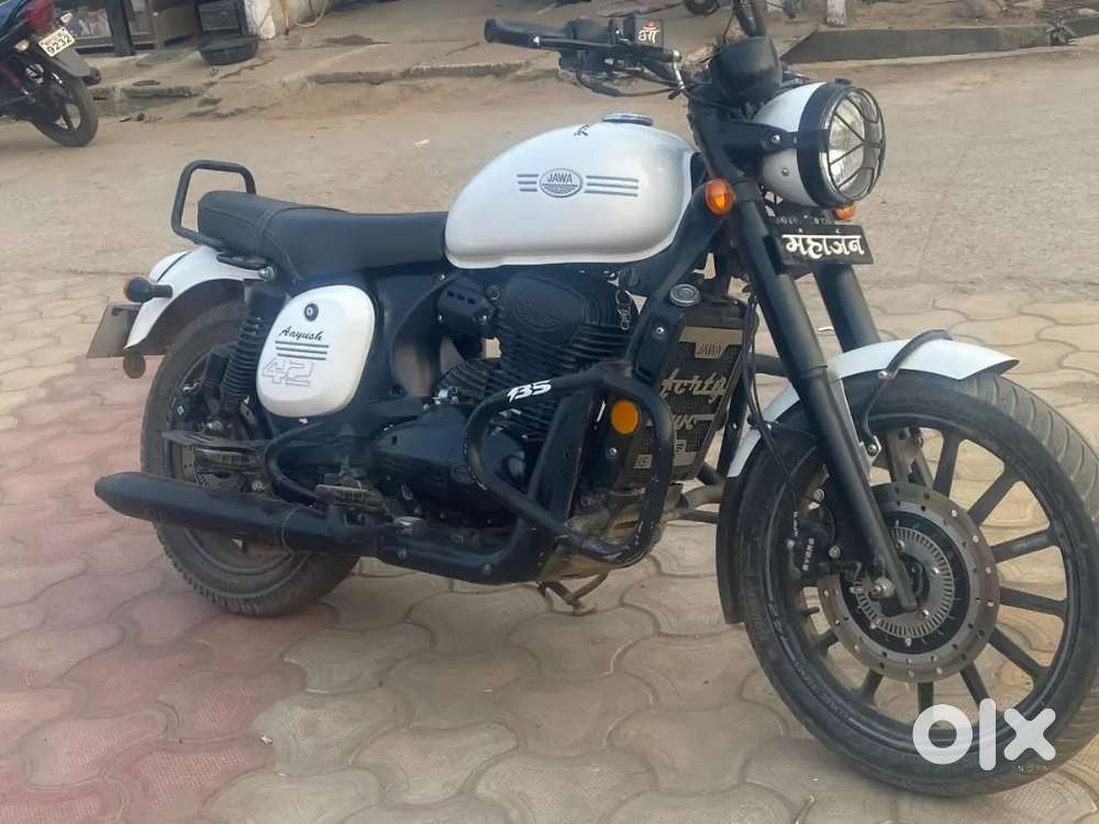 Bilkul showroom condition me hai  insurance complete h