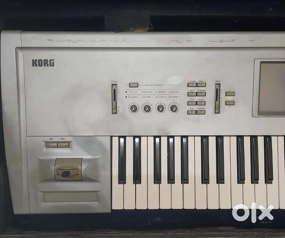 KORG TRITON KEYBOARD