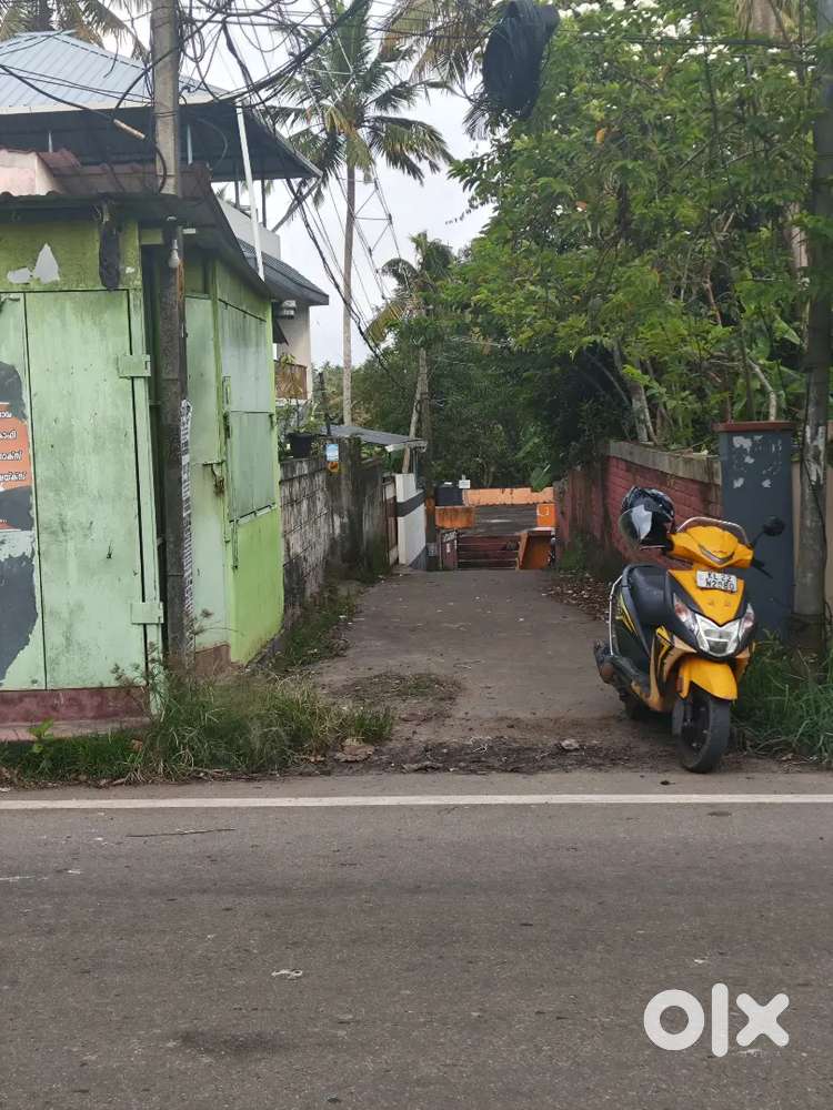 8 cent plot and old house for sale near CTCRI, HLL, Airforce, Loyala